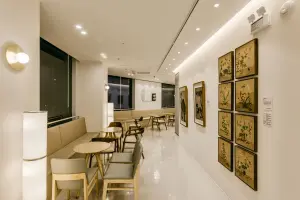 전통 민화와 모던 인테리어가 어우러진 갤러리 카페